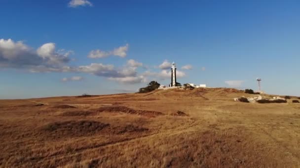 Vista aérea del faro marítimo costero se encuentra en la orilla del mar o el océano. Edificios históricos para fines especiales — Vídeos de Stock