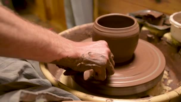 Чоловічий гончар робить глиняний посуд на гончарному колесі. Виробництво приладів для чайного церимонію — стокове відео