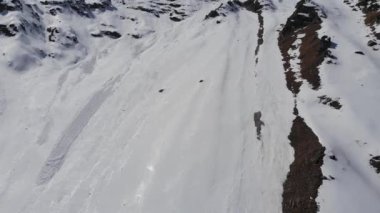 Karla kaplı dik yamaçların havadan görünüşü. Çok yüksek dağlarda kayak yapmak için çok az serbest alan ve taşra var.