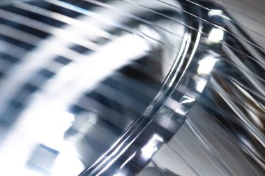 Makro yakın çekim faktörü, farı fıskiyedeki yeni farın yansıtıcısı. Yumuşak odaklı araba arkaplanı