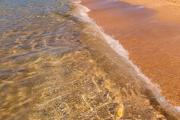 Rustige ochtend zee strand kust met kleine rotsen en golven — Stockfoto