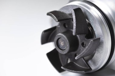 Kapalı motor soğutucu su pompası gri arka planda