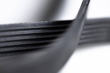 Otomobil poli-V-kuşağı elektrik jeneratörü için yeni kemer. Arkaplan için makro yakın plan boş