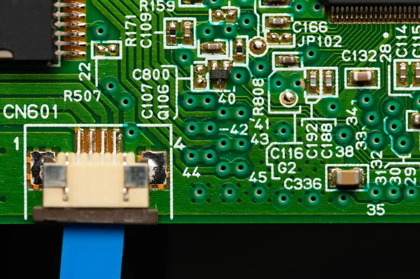 Close-up van computerchip op groene pc moederbord microchip — Stockfoto