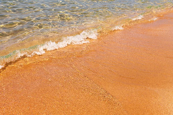 Rustige ochtend zee strand met kleine golven met schuim en helder water — Stockfoto