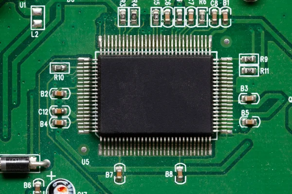 Närbild av datachip på grönt st moderkort mikrochip — Stockfoto