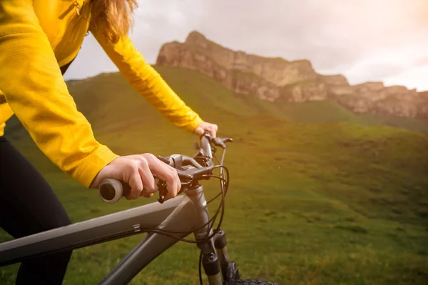 Primer plano de la mano ciclista mujer en el manillar de la bicicleta mtb al aire libre en las montañas —  Fotos de Stock