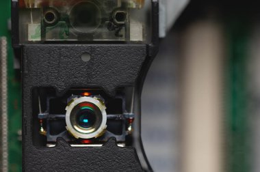 Lazer kafaya yakın çekim ve tahtalı dvd rom sürücüsü. Lazer teknolojisiyle yazma ve okuma