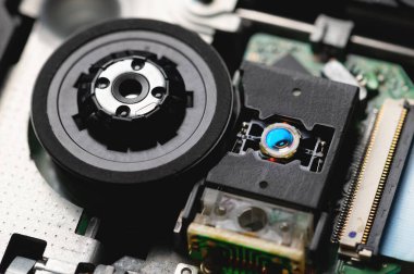 Lazer kafaya yakın çekim ve tahtalı dvd rom sürücüsü. Lazer teknolojisiyle yazma ve okuma