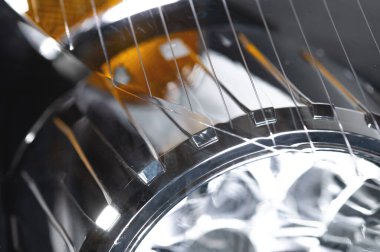 Makro yakın çekim faktörü, farı fıskiyedeki yeni farın yansıtıcısı. Yumuşak odaklı araba arkaplanı