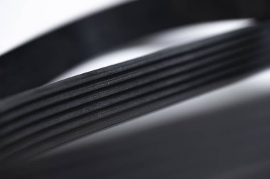 Otomobil poli-V-kuşağı elektrik jeneratörü için yeni kemer. Arkaplan için makro yakın plan boş