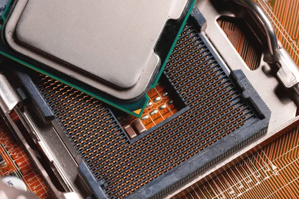 Leere CPU-Buchse mit Pins auf der Hauptplatine in gelber Farbe Nahaufnahme — Stockfoto