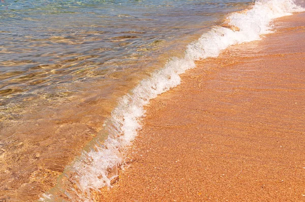 Rustige ochtend zee strand kust met kleine rotsen en golven — Stockfoto