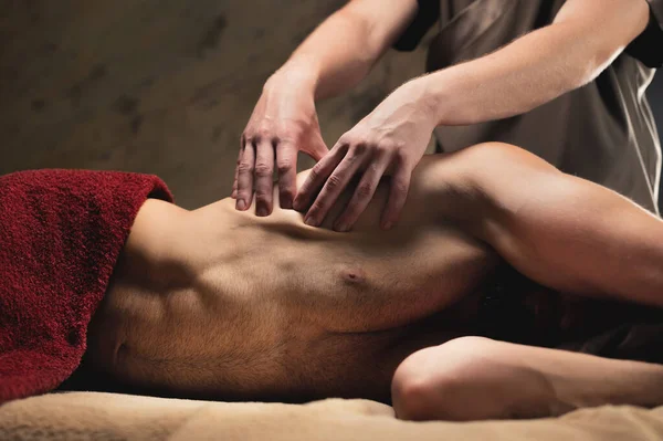 Fysiotherapeut geven Sport borstmassage aan bebaarde atleet in donkere kamer van spa salon — Stockfoto