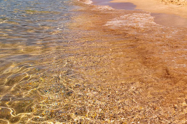 Nyugodt reggeli tengerpart partján kis sziklák és hullámok — Stock Fotó