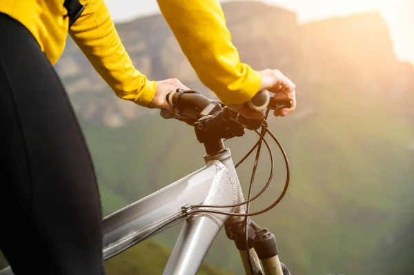 Primer plano de la mano ciclista mujer en el manillar de la bicicleta mtb al aire libre en las montañas —  Fotos de Stock