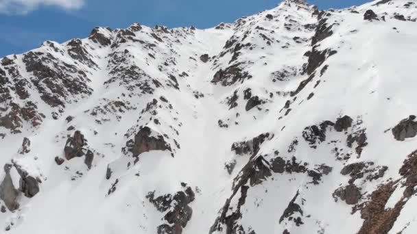 눈덮인 가파른 산비탈 이 공중에서 내려다 보인다. 산속높은 곳에서 스키를 타는 극단적 인 자유를 위한 좁은 통로 — 비디오
