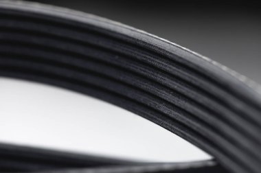 Otomobil poli-V-kuşağı elektrik jeneratörü için yeni kemer. Arkaplan için makro yakın plan boş
