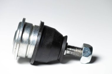 Gri arka planda ortak araba süspansiyonu. Yeni yedek parçalar axel araba elementleri