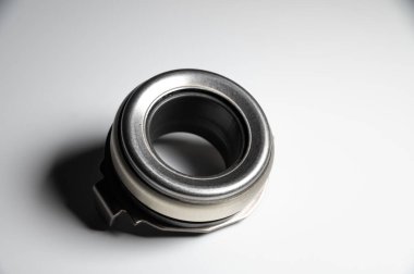 Gri arkaplanda otomatik yeni debriyaj sürümü