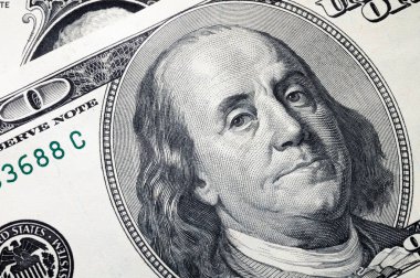 100 dolarlık kağıt parçasına yakın çekim. Finansal yazılar için arkaplan