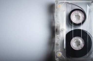 İçinde manyetik bant olan klasik bir ses kasetinin yakın çekimi. Retro arkaplan