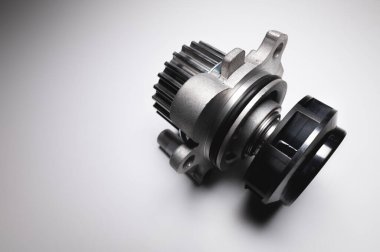 Araba motoru soğutucu su pompası gri arka planda yeni. Yedek parçalar