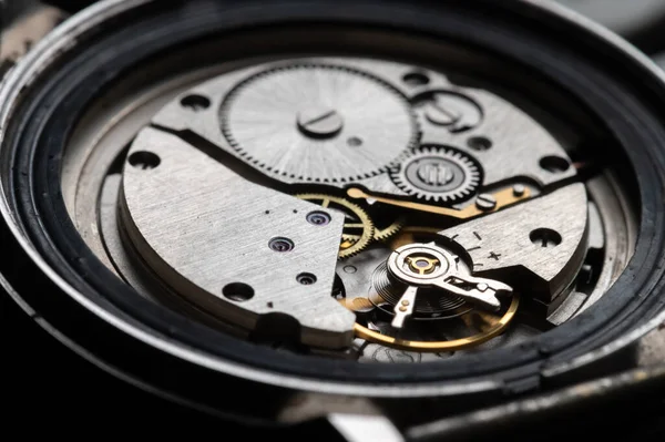 Close-up do mecanismo de engrenagem de um relógio de pulso vintage — Fotografia de Stock