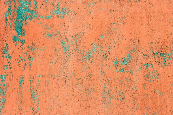Stary zardzewiały metalowy mur ze złuszczaniem i obieraniem czerwonej i bordowej farby — Zdjęcie stockowe