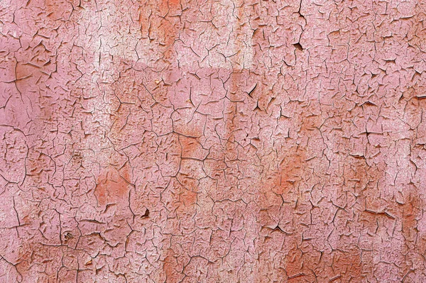 붉은 페인트와 부르군 디 페인트를 벗겨 내고 벗기는 오래 된 녹슨 금속 벽 — 스톡 사진