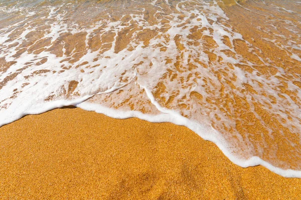 Strand van de morgen kalme zee in koude kleuren. Vrede aan het water — Stockfoto