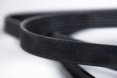 Gri arkaplan yakın çekim makro görünümlü yeni v-kaburgalı alternatör kayışı