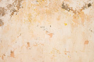 Kırık soyulmuş duvarların arkaplanı ve bej renkte soyulmuş macun.