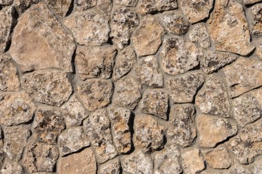 Binanın dış cephesi çeşitli şekillerde doğal taşlardan yapılmıştır. Orta Çağ altındaki dış dekorasyon için arkaplan dokusu