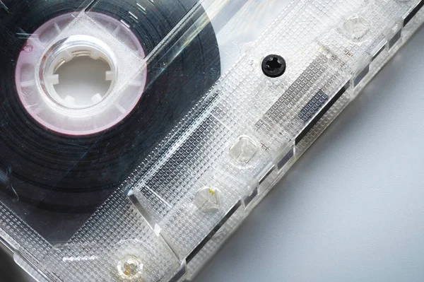 Κοντινό πλάνο μιας κλασικής κασέτας ήχου με μαγνητική ταινία μέσα. Ρετρό φόντο — Φωτογραφία Αρχείου