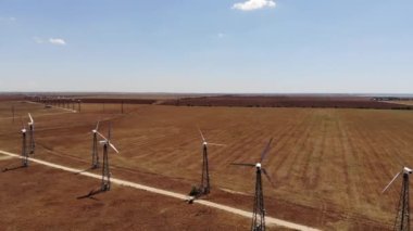 Hava sahasında bıçaklı küçük rüzgar türbinleri. Eski bir rüzgar jeneratörü. alternatif enerji