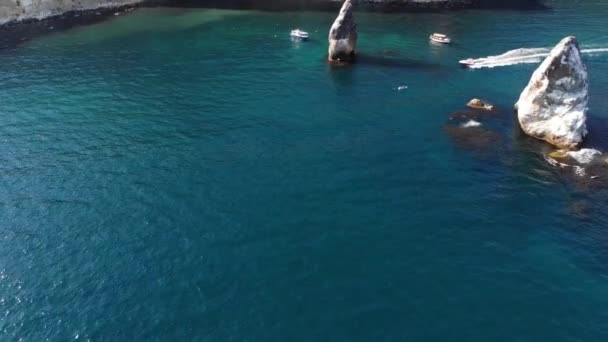 Vista aérea de barcos turísticos en la bahía de mar junto a rocas individuales y alta costa rocosa. Vacaciones mediterráneas de lujo — Vídeo de stock