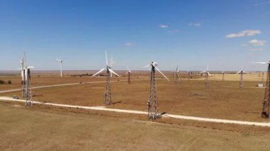Hava sahasında bıçaklı küçük rüzgar türbinleri. Eski bir rüzgar jeneratörü. alternatif enerji