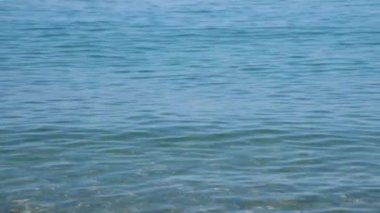 Sakin ve sessiz bir deniz çekimine yakın çekim. Deniz teması için okyanus arkaplanı