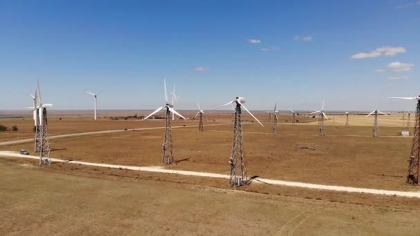 Piccole turbine eoliche con pale nella vista aerea di campo. Un vecchio tipo di generatore eolico. energia alternativa — Video Stock