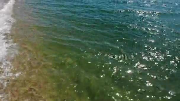 Vzdušný pohled shora na mořské modré vlny narážející na pláž. Mořské vlny a krásné písečné pláže letecký pohled záběr z drone. — Stock video