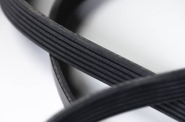 Gri arkaplan yakın çekim makro görünümlü yeni v-kaburgalı alternatör kayışı