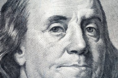 100 dolarlık kağıt parçasına yakın çekim. Finansal yazılar için arkaplan