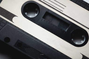 İçinde manyetik bant olan klasik bir ses kasetinin yakın çekimi. Retro arkaplan