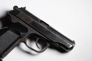 Eski Sovyet tabancası. Beyaz arkaplanda yakın plan