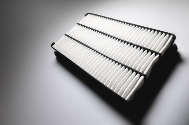 Otomotiv içten yanmalı motor filtresi. Gri gradyan arkaplanda yeni araba parçası