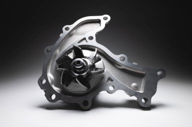 ICE sıvı soğutma pompası. Motor soğutucu pompası. Gri arkaplanda karşıtlık ışığı