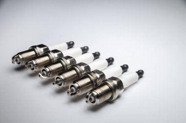 Karşıt ışıkta gri arkaplanda altı yeni ICE bujisi