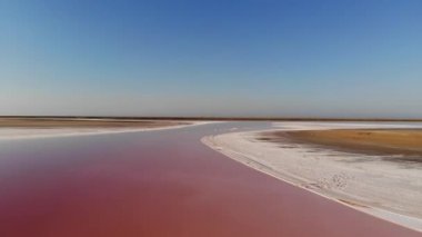 Havadan aşağıya doğru eğilmiş Pembe Tuz Gölü alçak anahtarı. Sinematik film tahılları. Akşam çekimi.