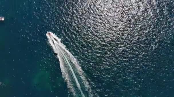 Luchtfoto van een kleine speedboot in de baai. Licht water transport bovenaanzicht. Prachtig uitzicht op de tropische baai van turkoois water — Stockvideo